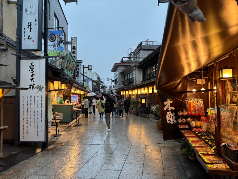 寅さんサミット2024ー雨の帝釈天参道１